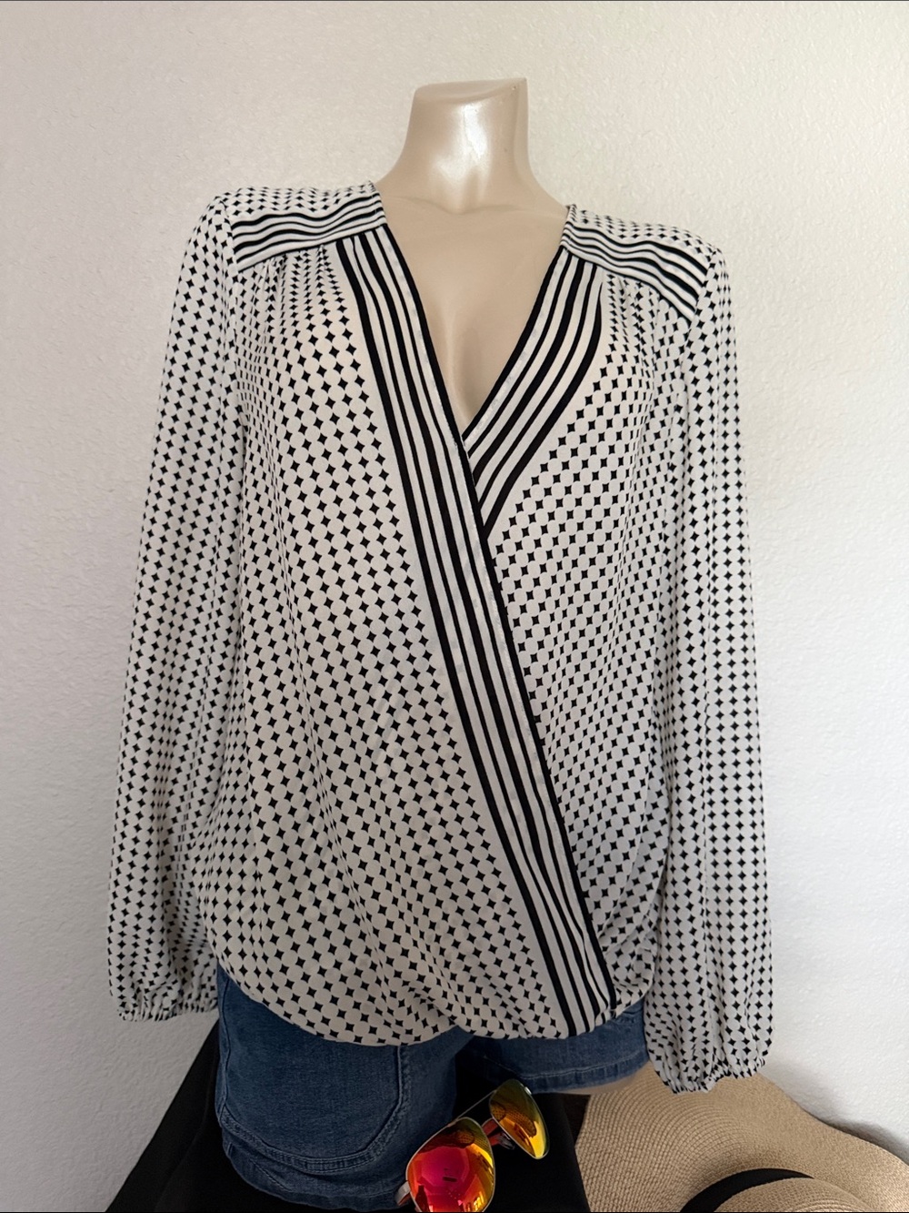 Max Studio Black & White Geometric V-Neck Blouse